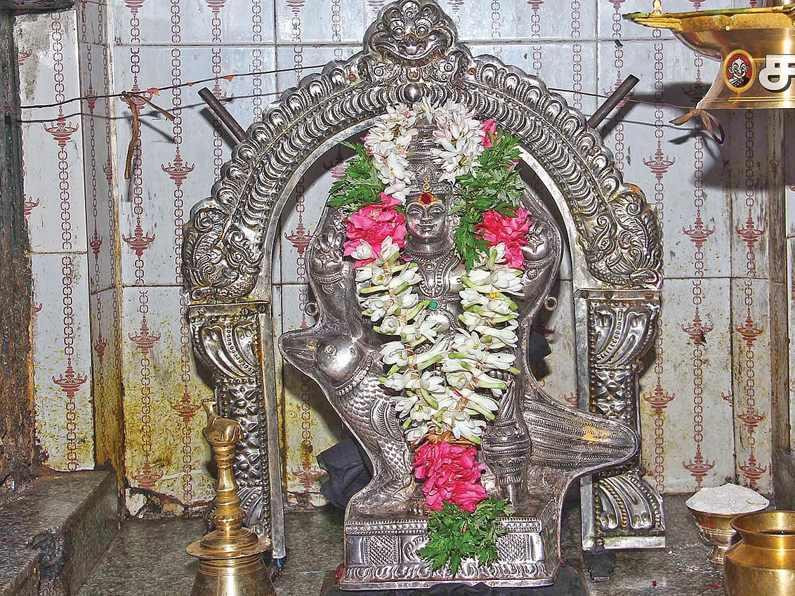 கதாயுத சனி பகவானுக்கு விசாக
வழிபாடு!