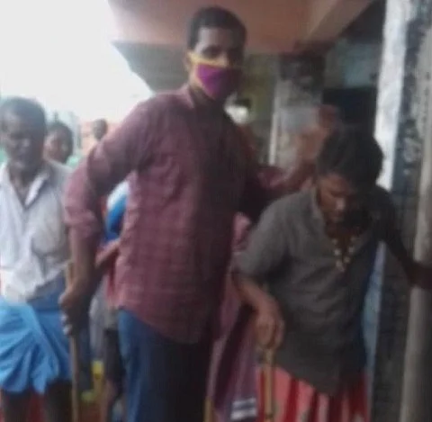 மாற்றுத்திறனாளியை அடித்த காவலர்