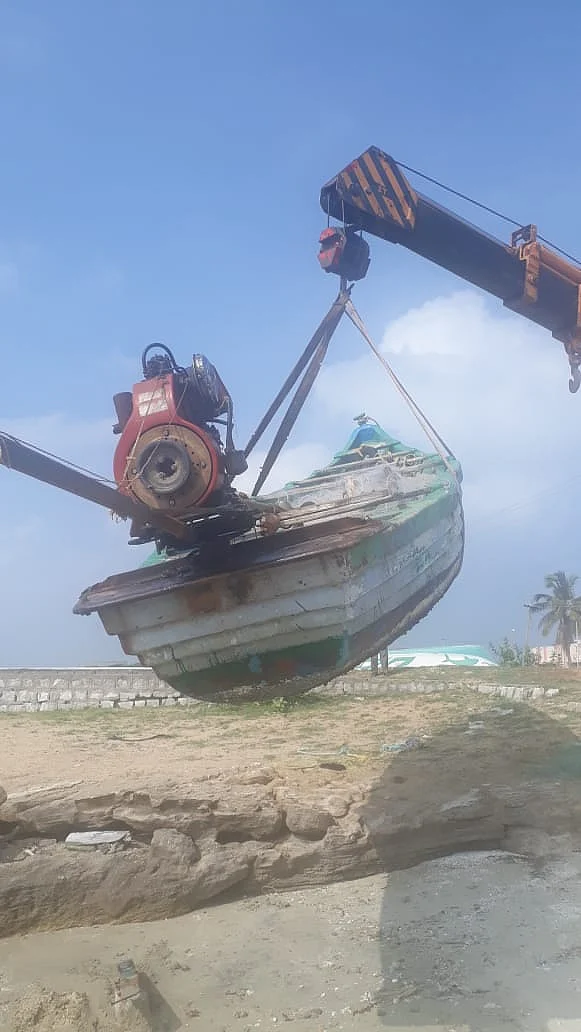 சுங்க அலுவலகத்துக்குக் கொண்டுவரப்பட்ட படகு.