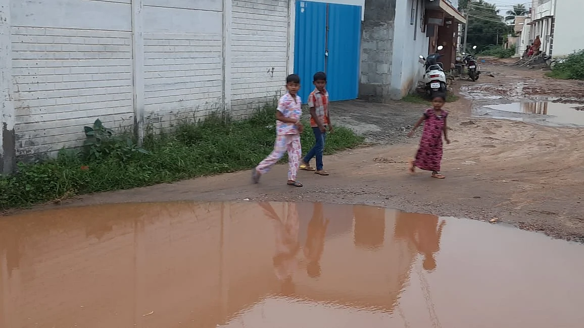 மழைநீர் தேங்கிய சாலை