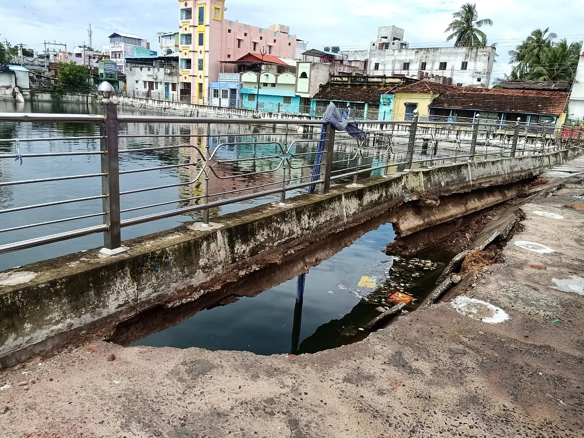 நாகூர்: தொடர் கனமழை... சமீபத்தில் கட்டப்பட்ட தர்கா குளம் சுற்றுச்சுவர் சரிந்தது!