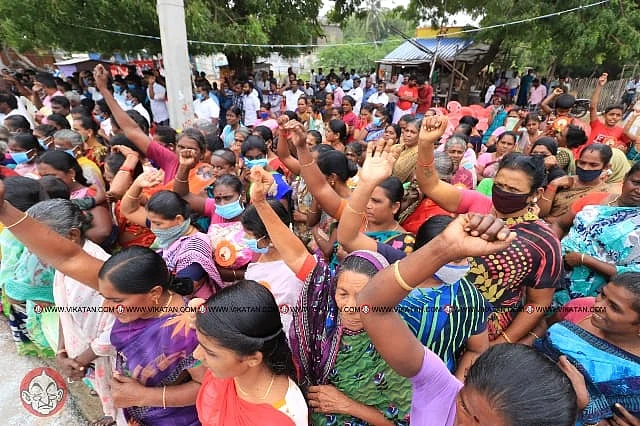 ஆர்ப்பாட்டத்தில் ஈடுபட்ட மீனவர் குடும்ப பெண்கள்.
