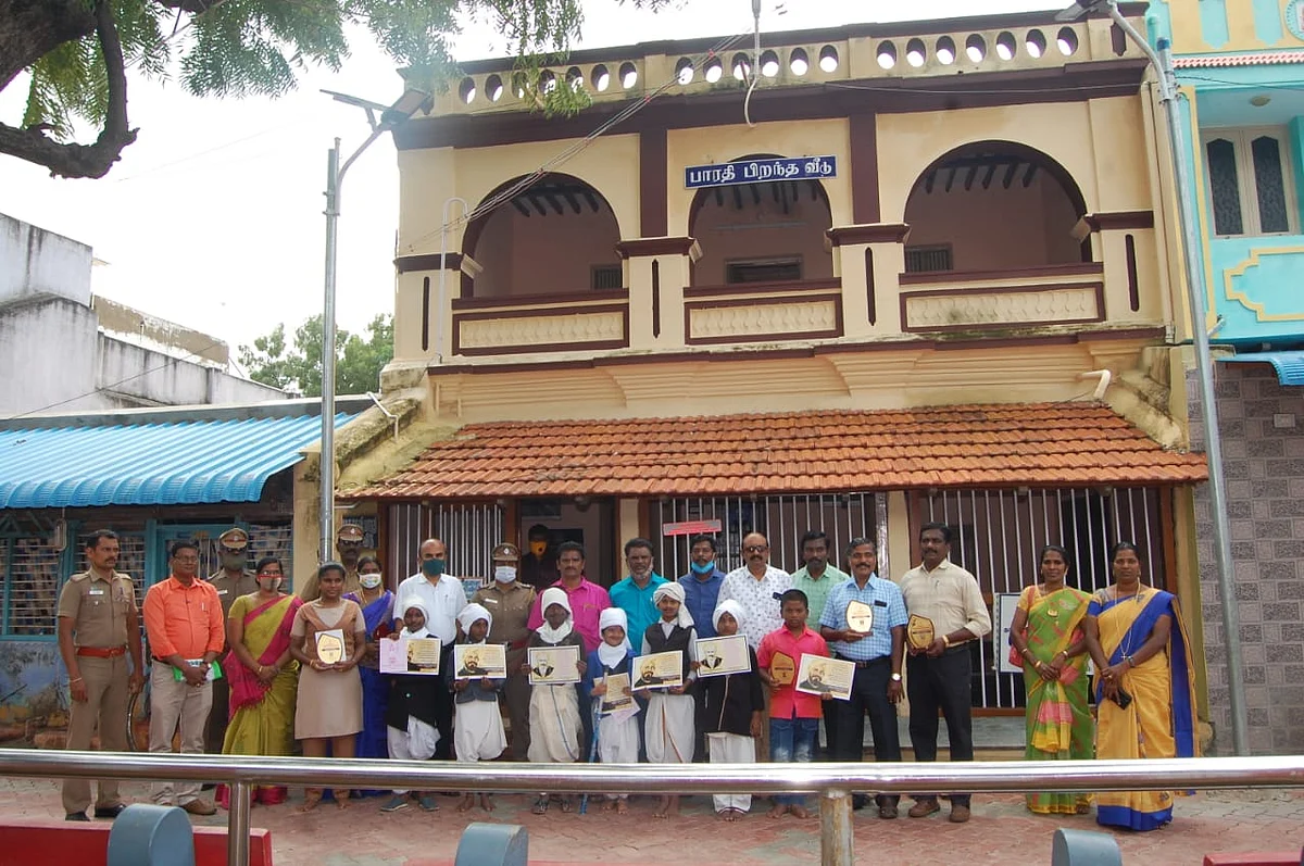 பாரதியின் பிறந்த வீட்டின் முன்பு இளம்பாரதிகள்