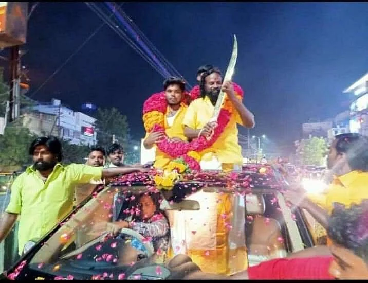 பட்டா கத்தியோடு போஸ் கொடுக்கும் ரௌடி