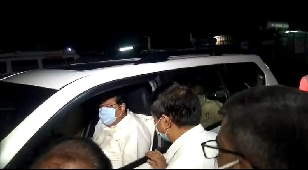 மருத்துவருடன் காரில் செல்லும் துரைமுருகன்