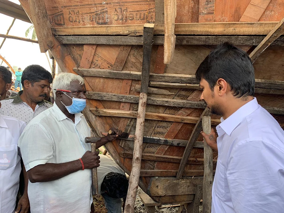 மீனவர்களிடம் குறை கேட்கும் உதயநிதி