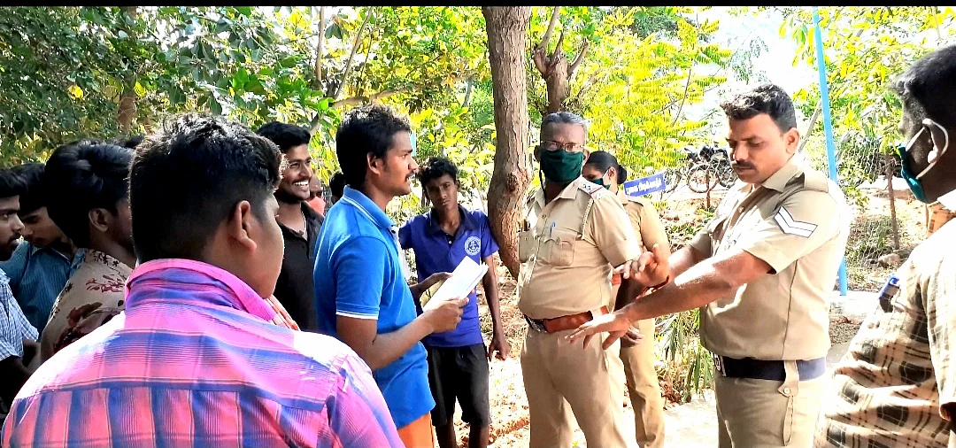 ஆம்புலன்ஸ் வாகனத்தை மறித்து போராடிய இளைஞர்கள்