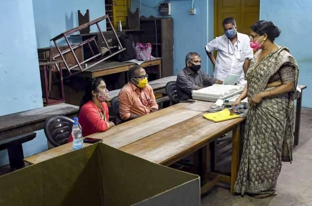 மாஸ்க் அணிந்து ஓட்டுப் போடும் வாக்காளர்