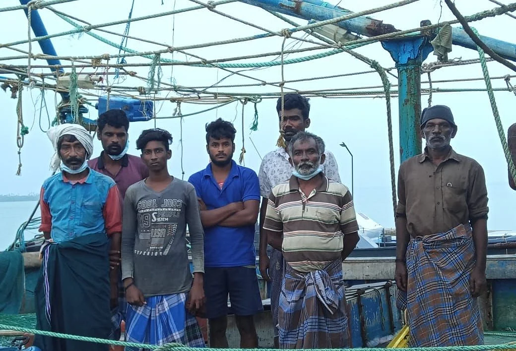 சிறைபிடிக்கப்பட்ட மீனவர்கள்.