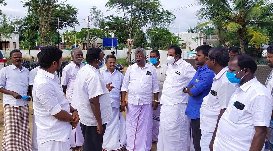 சுகாதார நிலையம் முன்பு திரண்ட தி.மு.க-வினர்