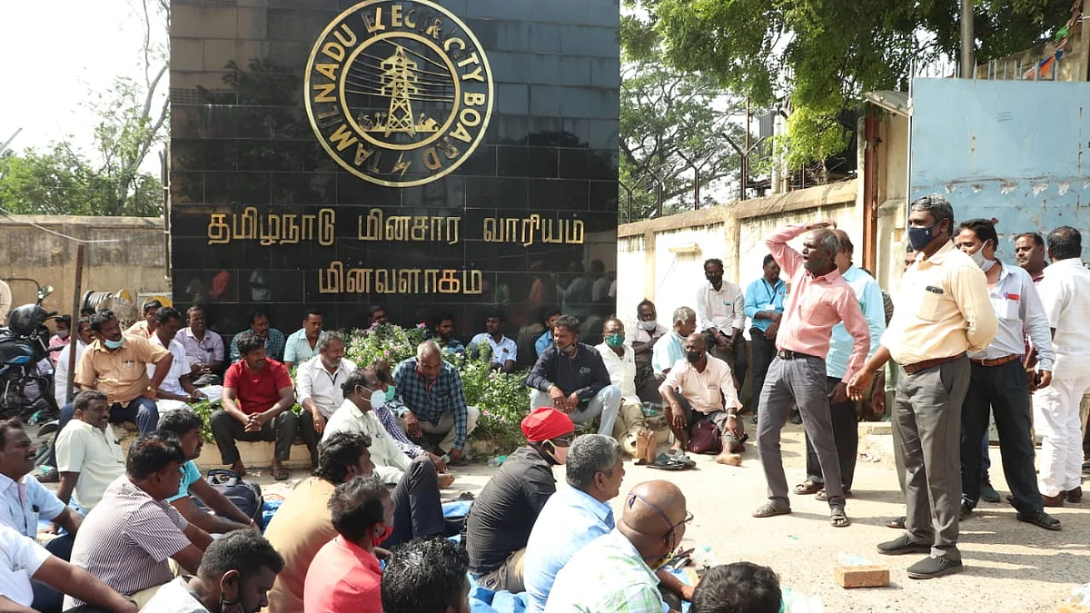 மின்வாரியத் தொழிலாளர்கள்
