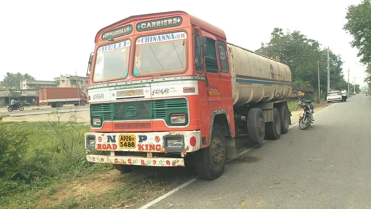 ரசாயனக் கழிவுநீருடன் லாரி