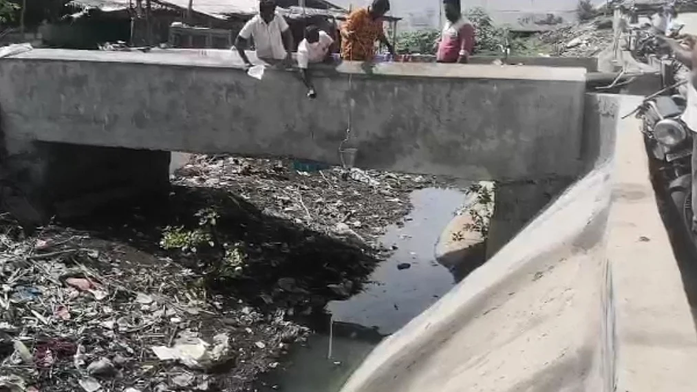 கிளை வாய்க்காலில் வரும் கழிவு நீர்