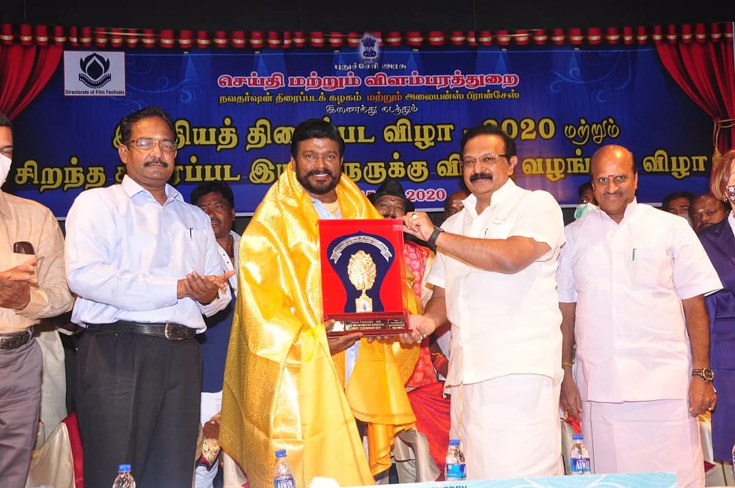 விருதை வழங்கும் அமைச்சர் ஷாஜகான்