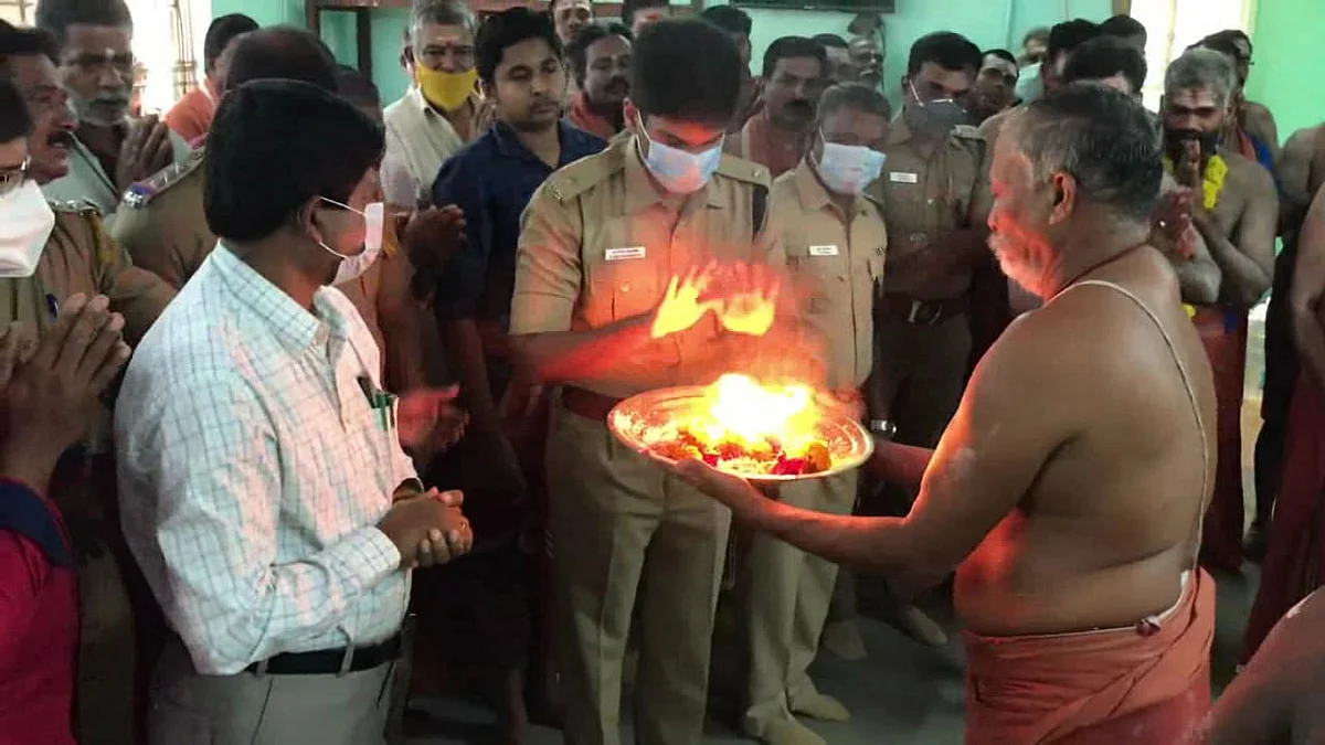 காவடி பூஜையில் கலந்துகொண்ட போலீஸ் அதிகாரி