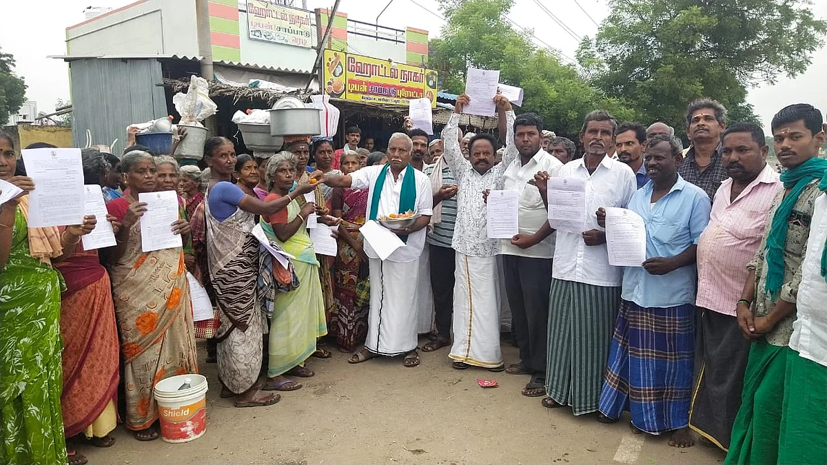 இனிப்பு வழங்கும் விவசாயிகள்