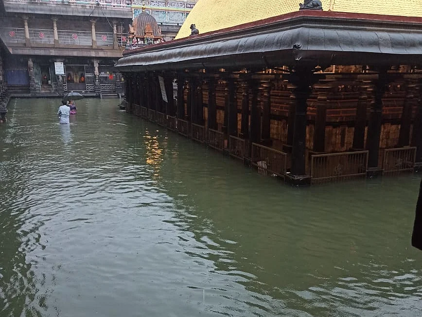 சிதம்பரத்தில் கொட்டும் மழை...
குளம்போல் காட்சியளிக்கும் நடராஜர் ஆலயம்!
