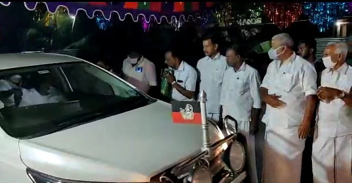 காரில் வைத்திலிங்கம்