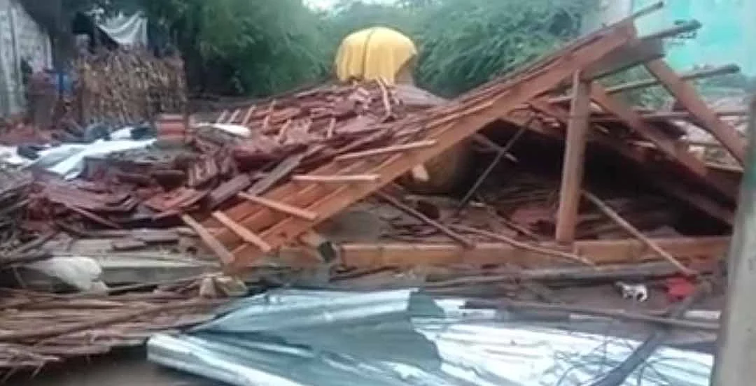 மழையில் இடிந்த வீடு