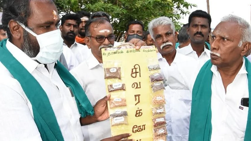 அமைச்சருக்கு 27 வகை தானியங்களில் பரிசு