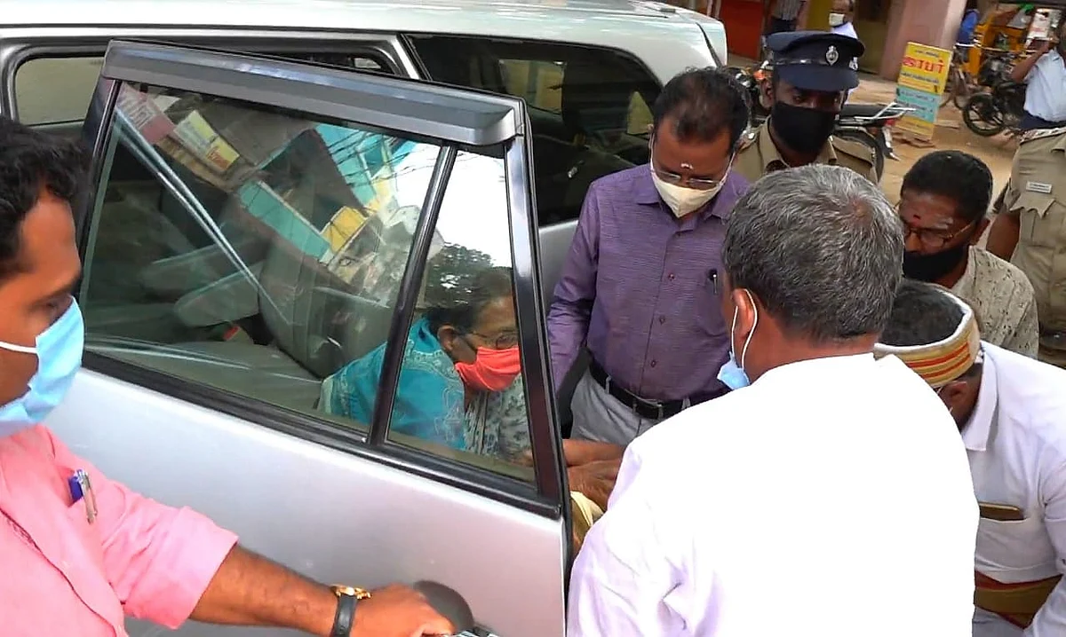 காரில்...