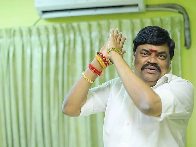 விருதுநகர்: `மினி கிளினிக்’ திறப்புவிழா... பலூன் வெடித்து விளையாடிய அமைச்சர் ராஜேந்திர பாலாஜி!