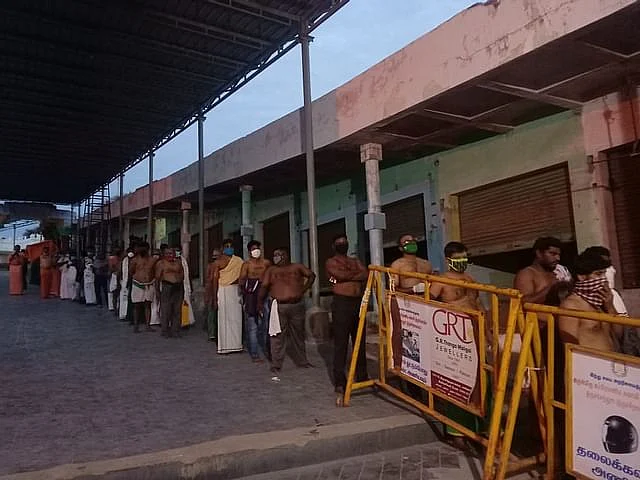 தரிசன வரிசையில் பக்தர்கள்