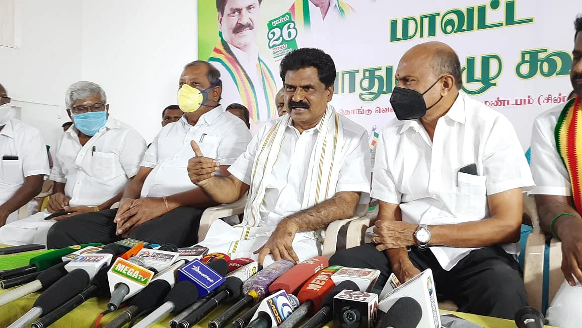 பேட்டியளிக்கும் கொங்கு ஈஸ்வரன்