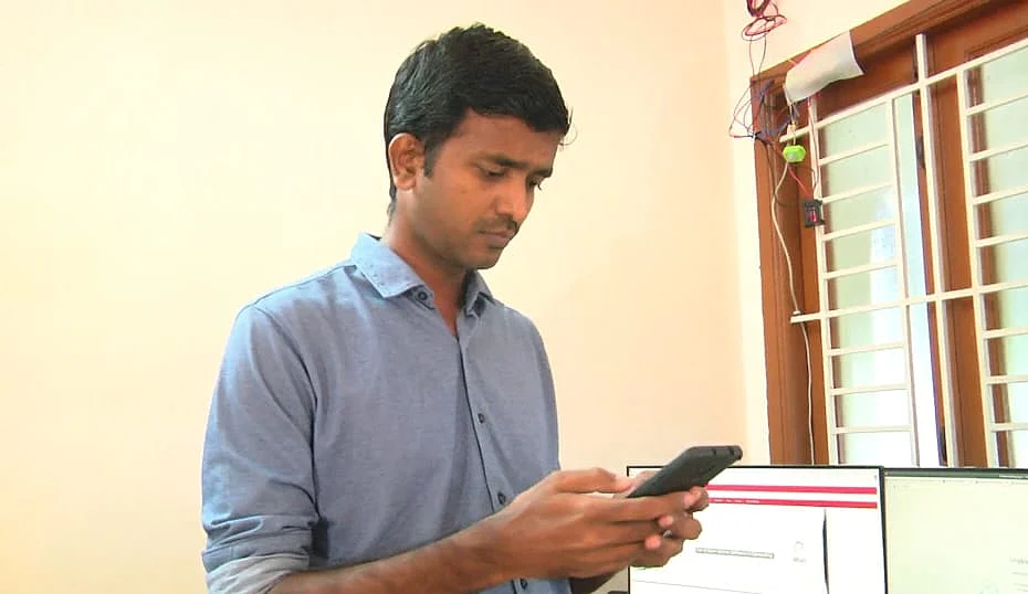 செல்போன் மூலம் கட்டுப்படுத்தும் நவீன்குமார்