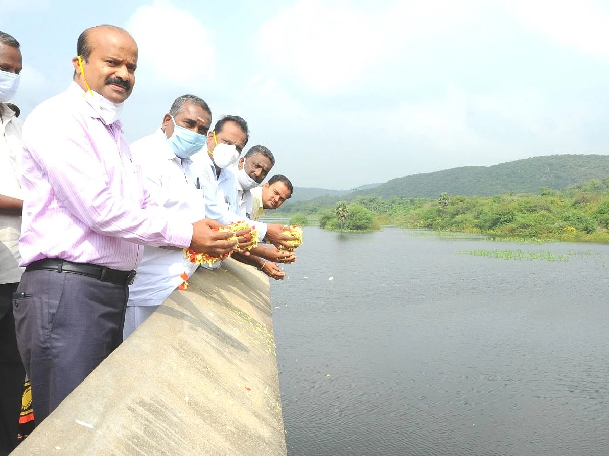 வேலூர்: `நீர்வழிப்பாதை ஆக்கிரமிப்புகள் விரைவாக அகற்றப்படும்!’ - கலெக்டர் அதிரடி