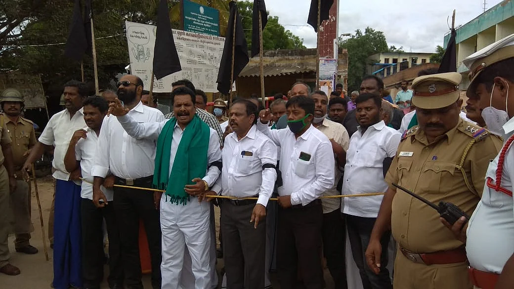 விவசாய சங்கத்தினர் ஆர்ப்பாட்டம்