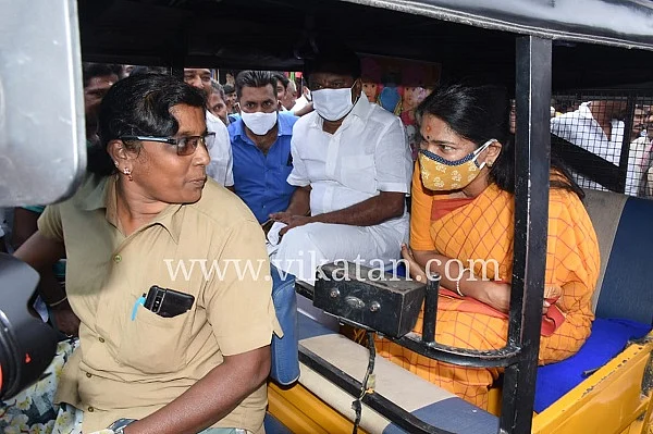 ஆட்டோவில் பயணம் செய்யும் கனிமொழி