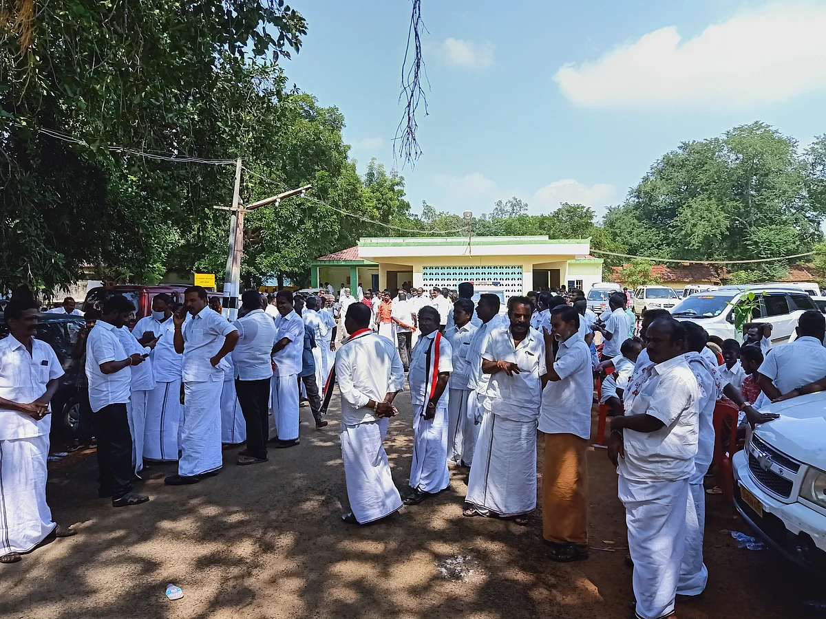 அ.தி.மு.க தொண்டர்கள்