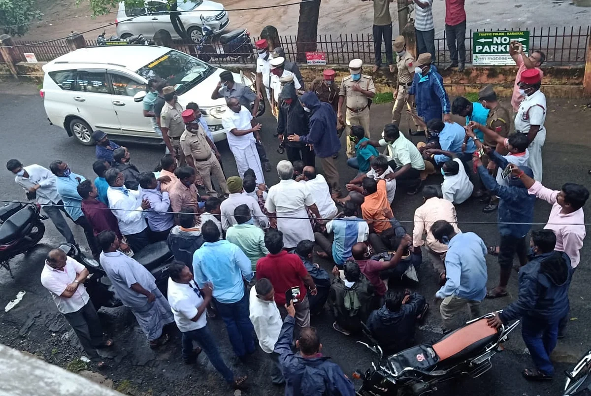 ரேஷன் கடை ஊழியர்கள்