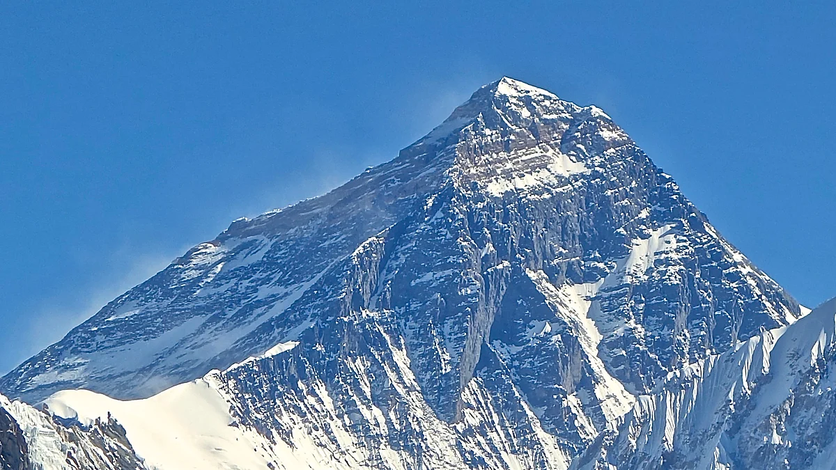 உயரம் கூடிய எவரெஸ்ட் சிகரம்