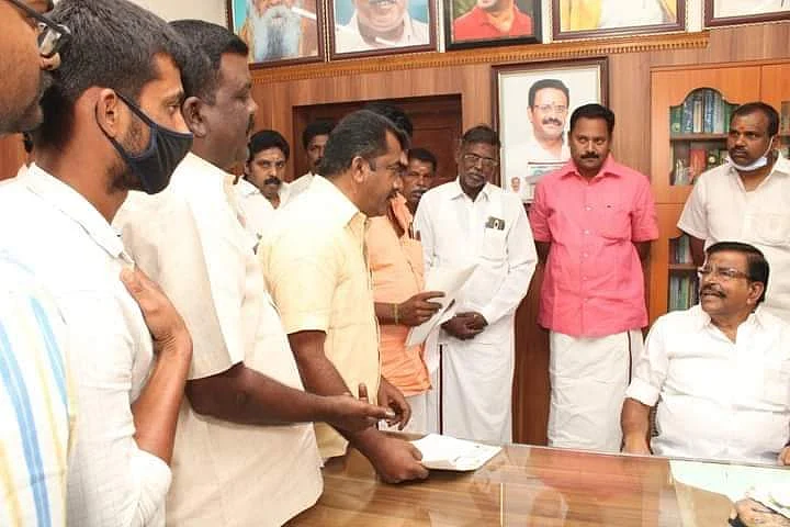 கே.என்.நேருவுடன், தி.மு.க-வினர்