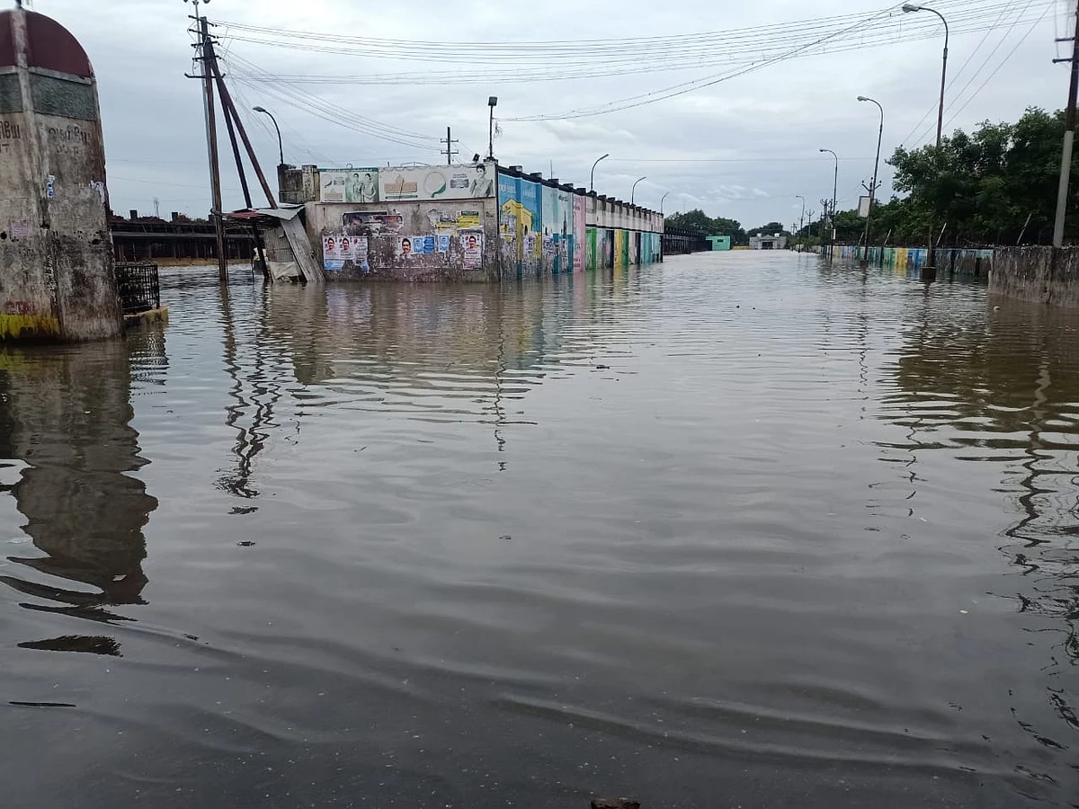 விழுப்புரம்: கொட்டித்தீர்த்த கனமழை; வெள்ளம் சூழ்ந்த கிராமங்கள்! - தத்தளிக்கும் மக்கள்