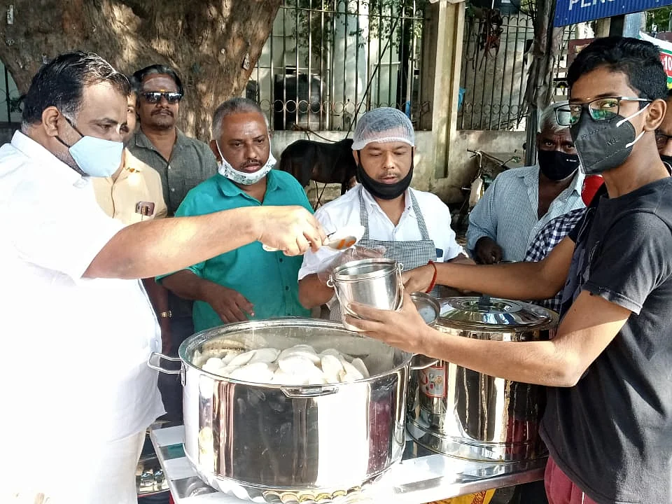 `10 ரூபாய்க்கு 4 இட்லி, சாம்பார்!’ - சேலத்தில் பிரபலமடைந்த மோடி இட்லி