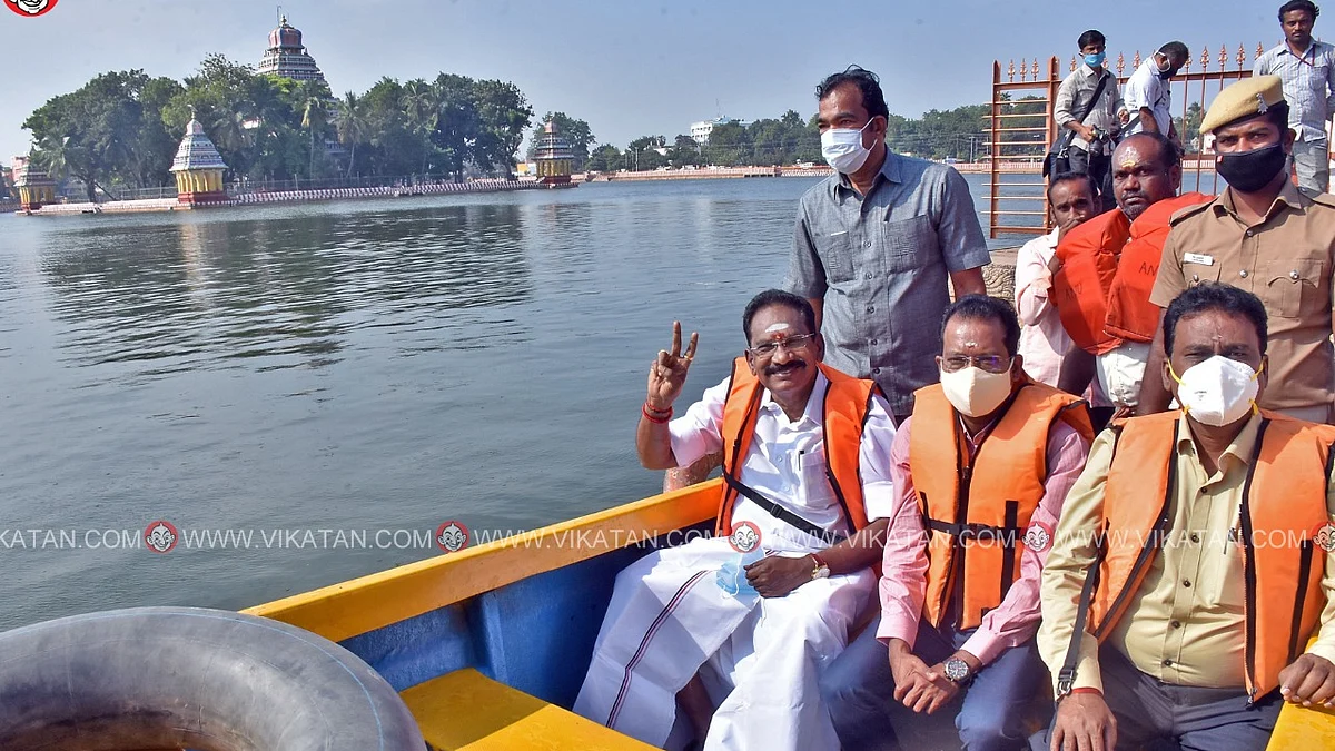படகு சவாரி செய்யும் செல்லூர் ராஜூ