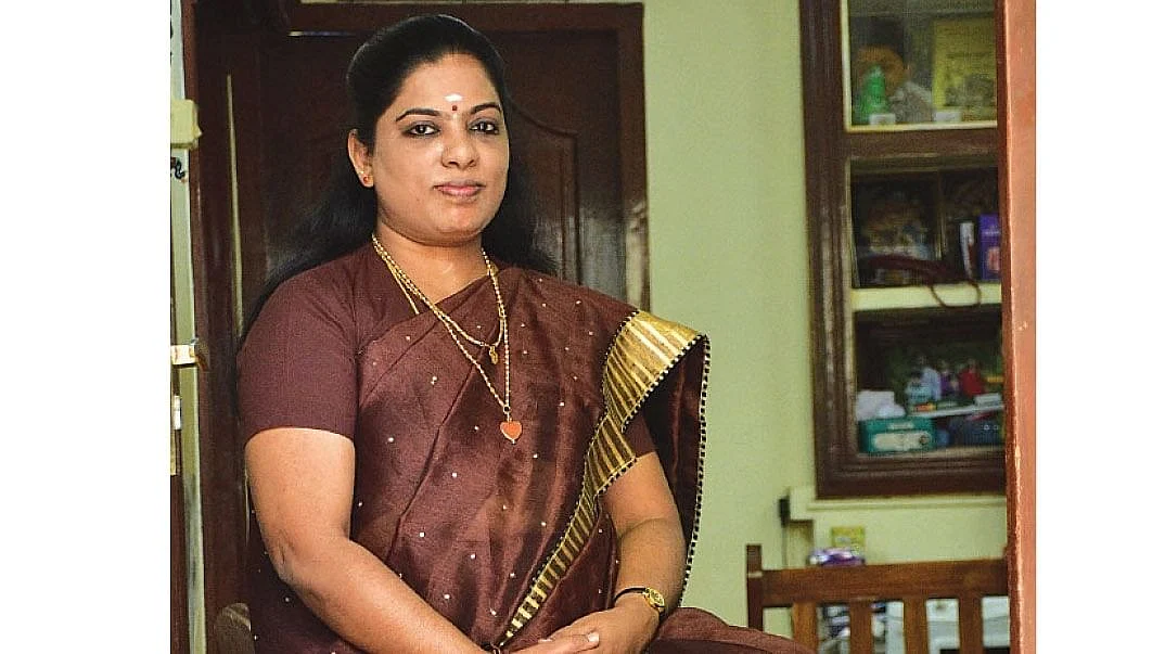 சிவசங்கரி, அதிமுக