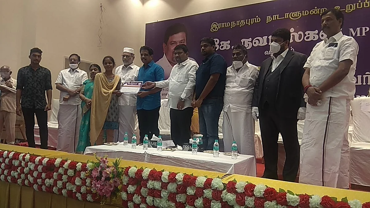 நிதியுதவி வழங்கும் விழாவில் எம்.பி-க்கள் சு.வெங்கடேஷன் செந்தில்குமார்.