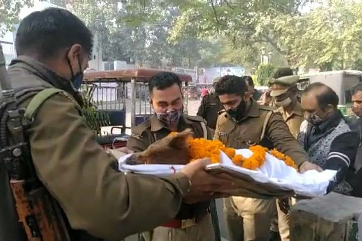 நாய்க்கு இறுதி சடங்கு செய்த உபி சிறப்பு காவல்படை