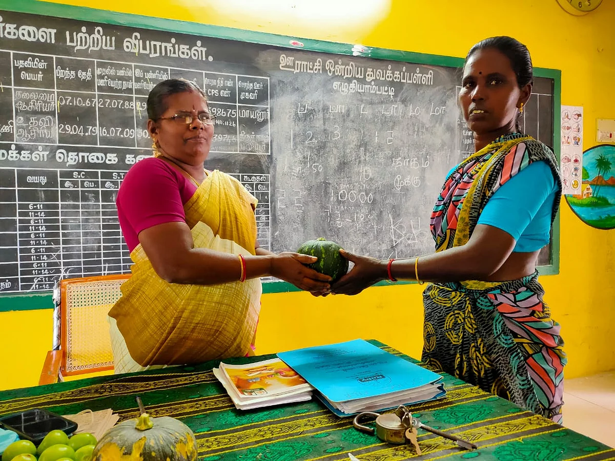 காய்கறிகள் வழங்கும் கலா