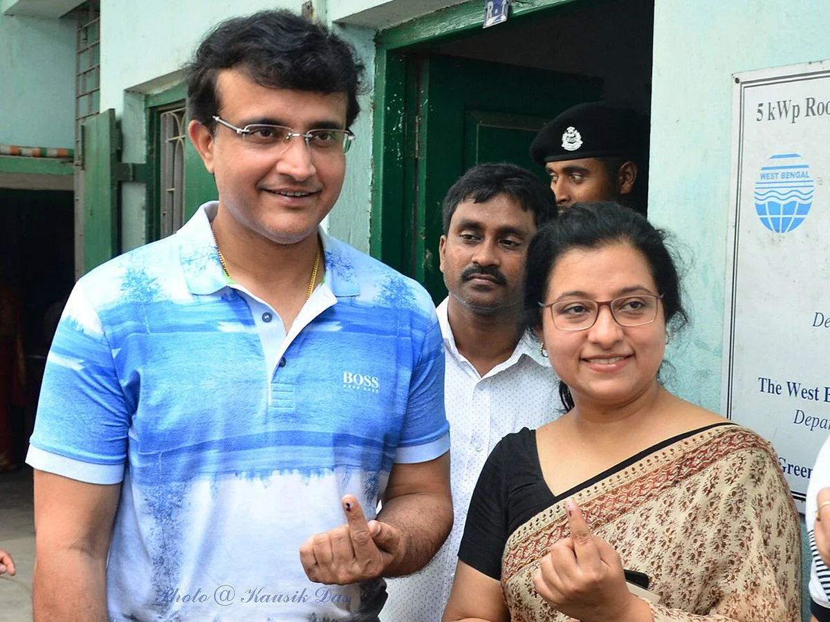 மனைவியுடன் கங்குலி