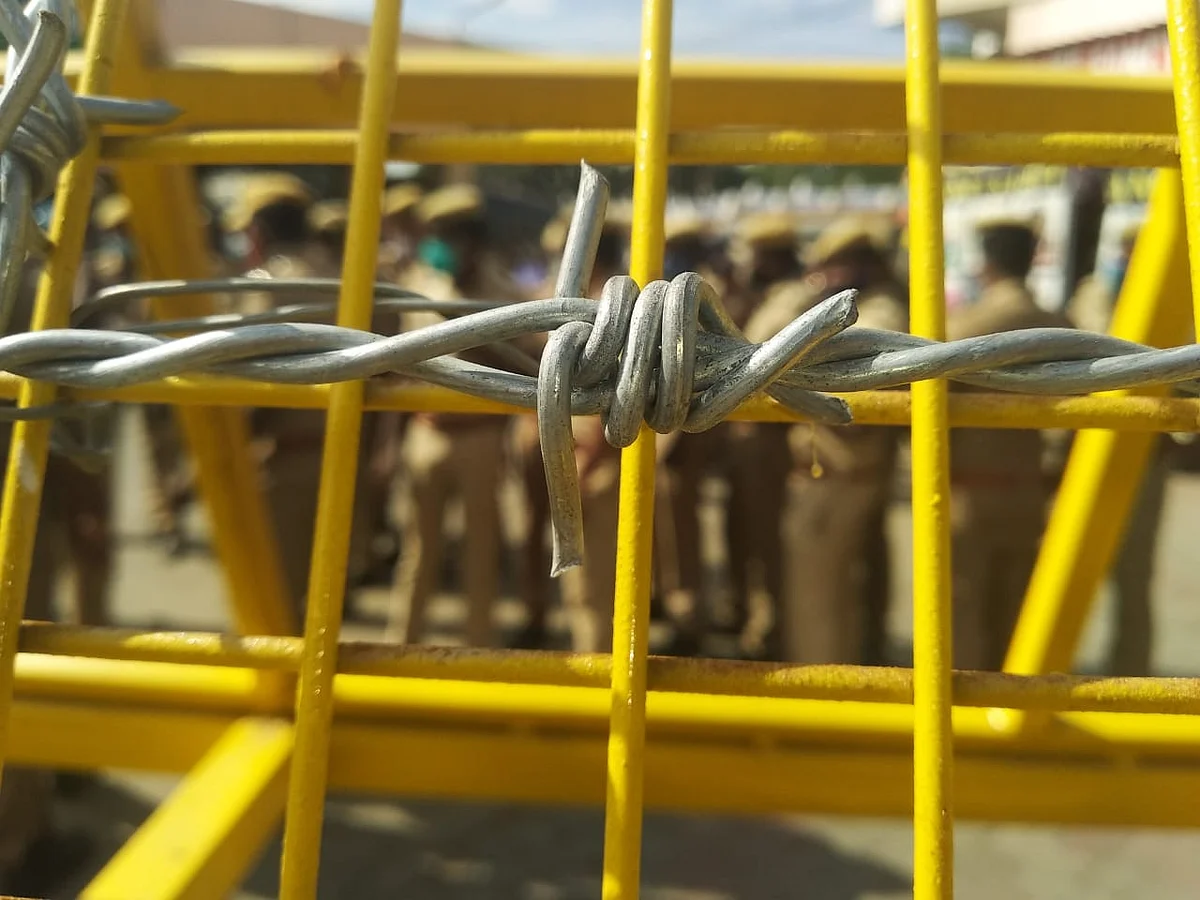 மேட்டுப்பாளையம் முள்வேலி தடுப்பு