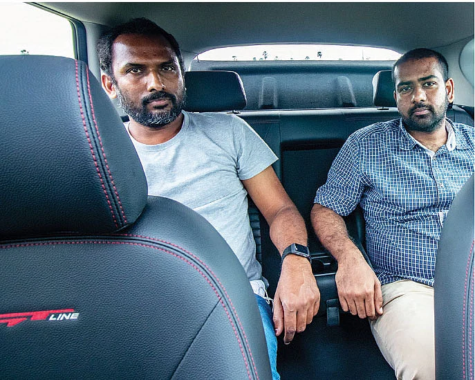 2 பேர் செம கம்ஃபர்ட்டா உட்காரலாம்!