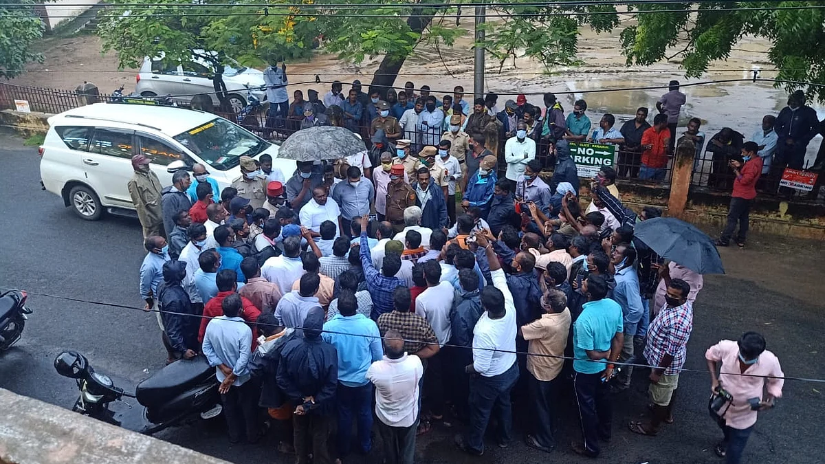 ரேஷன் கடை ஊழியர்கள்