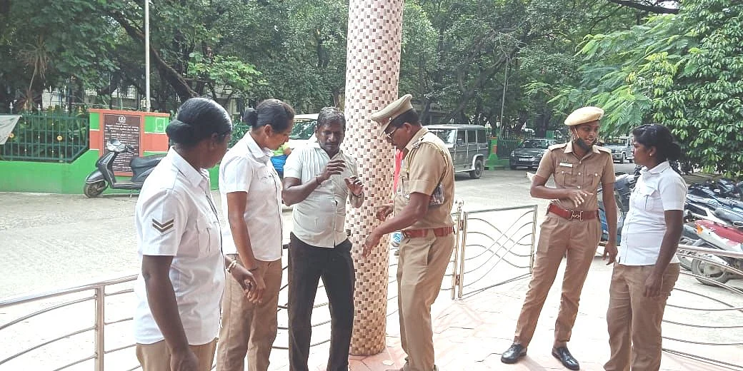 விசாரிக்கும் போலீஸ்