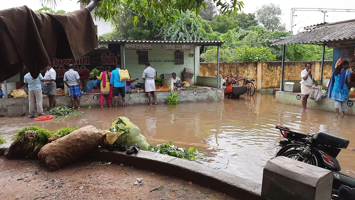 உழவர் சந்தைக்குள் மழைநீர்