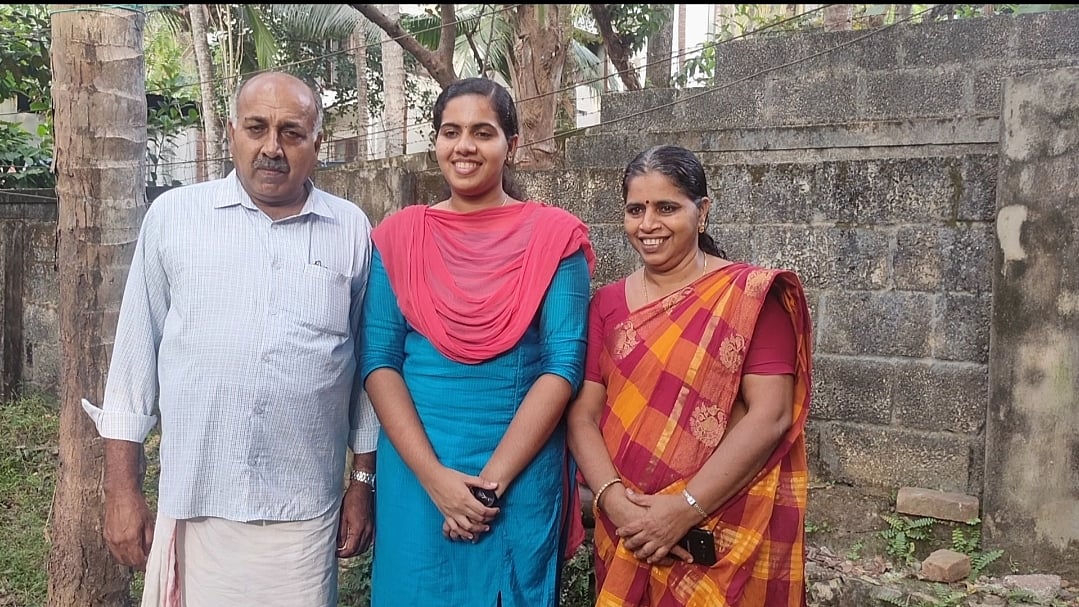 பெற்றோருடன் ஆர்யா ராஜேந்திரன்